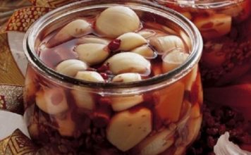 Чеснок, вымоченный в красном вине, лечит более 100 заболеваний