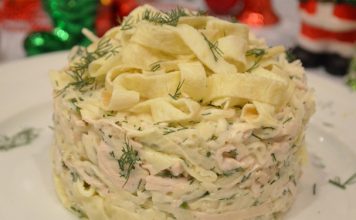 Диетический салат с курицей и омлетом