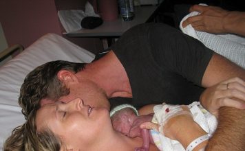 Мама умоляла, чтобы ей разрешили обнять своего мертворожденного близнеца. И чудо случилось