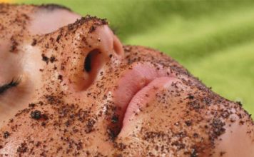 Убрать мешки под глазами поможет кофе