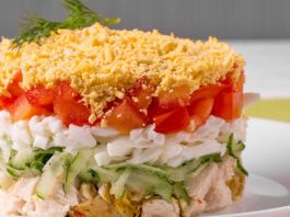 Новогодний слоеный салат с курицей. Очень вкусный и праздничный