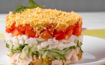 Новогодний слоеный салат с курицей. Очень вкусный и праздничный