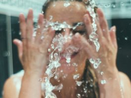 Почему не стоит ежедневно принимать душ