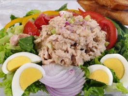 Белковый салат с тунцом. 38.5 ккал на 100 грамм