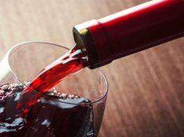 Ученые выяснили, что бокал красного вина приравнивается к 1 часу занятий спортом