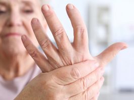 Если регулярно немеют руки – пора бить тревогу! Не стоит откладывать поход к специалистам!