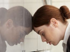 Это главный виновник увеличения веса, выпадения волос, потливости, боли в суставах, усталости и бессонницы!