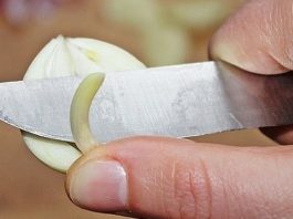 Разрезала чеснок и вынула сердцевинку…