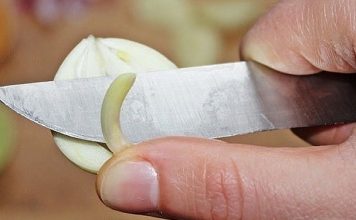 Разрезала чеснок и вынула сердцевинку…