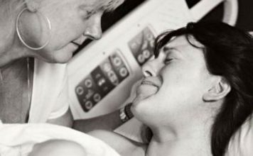 Пока все смотрят на новорожденного, только мама смотрит на свою дочь