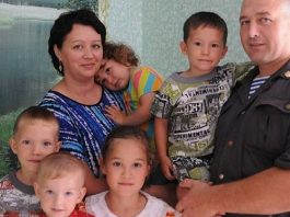 Сначала спас, а потом ещё и усыновил маленьких детей, которые 6 дней голодали и мёрзли в брошенном их мамой ветхом доме