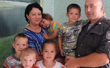 Сначала спас, а потом ещё и усыновил маленьких детей, которые 6 дней голодали и мёрзли в брошенном их мамой ветхом доме