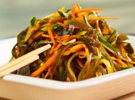 Полезный диетический салат из морской капусты