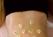 Когда женский кортизол уходит — уходит и спасательный круг живота Woman's belly adorned with calming chamomile flowers for relaxation therapy.