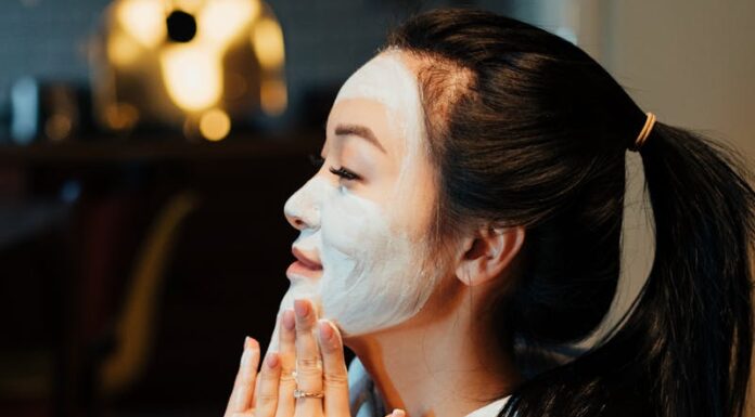 Маска с содой для омоложения: лучшие рецепты Asian woman relaxing with a face mask, practicing skincare in a cozy home environment.
