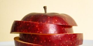 ЯБЛОЧНАЯ ДИЕТА. Минус 10 кг! an apple sliced in half on a table