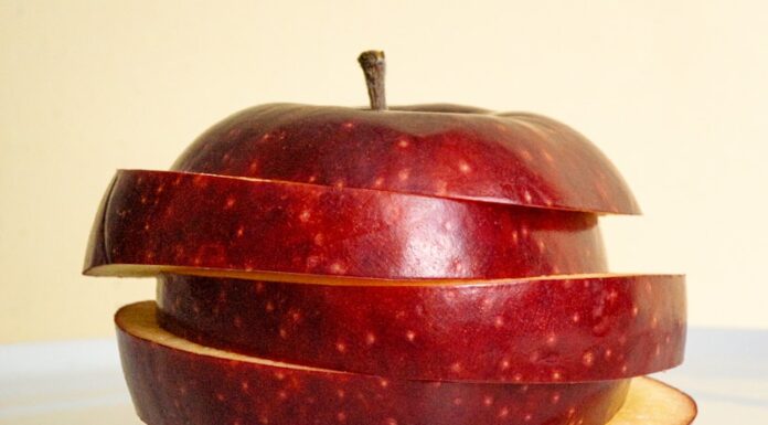 ЯБЛОЧНАЯ ДИЕТА. Минус 10 кг! an apple sliced in half on a table
