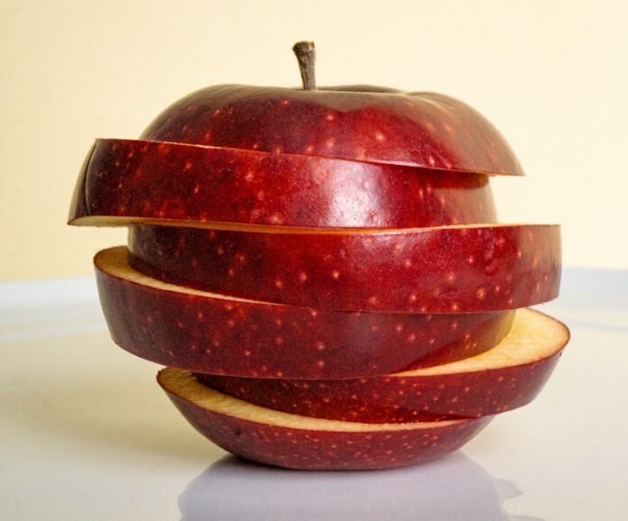 ЯБЛОЧНАЯ ДИЕТА an apple sliced in half on a table