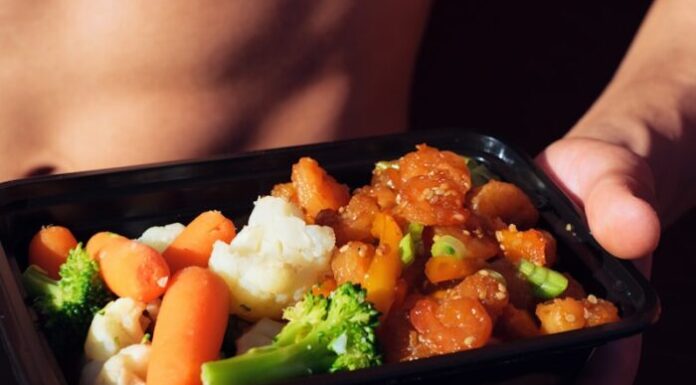 ХУДЕЕМ БЕЗ ДИЕТ! ПИТАЕМСЯ ПРАВИЛЬНО И ТЕРЯЕМ ЛИШНИЕ КИЛОГРАММЫ person holding black plastic container with food