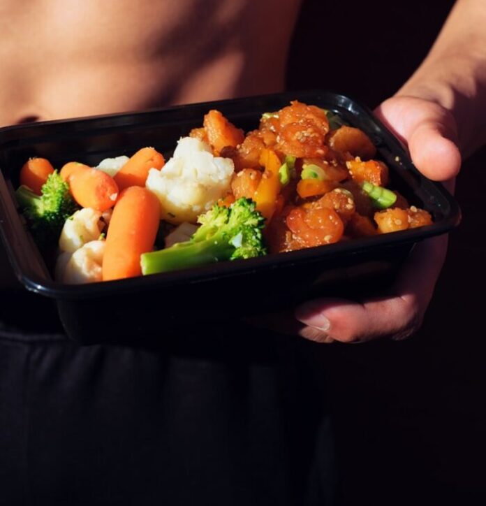 ХУДЕЕМ БЕЗ ДИЕТ! ПИТАЕМСЯ ПРАВИЛЬНО И ТЕРЯЕМ ЛИШНИЕ КИЛОГРАММЫ person holding black plastic container with food